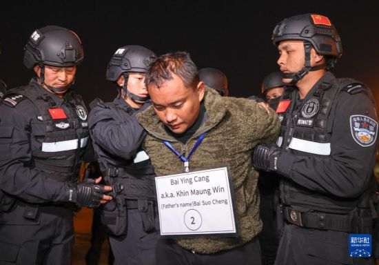 1月30日，在緬甸內(nèi)比都國際機(jī)場，緬甸警方依法向我公安機(jī)關(guān)移交緬北重大犯罪嫌疑人白應(yīng)蒼。新華社記者 殷剛 攝