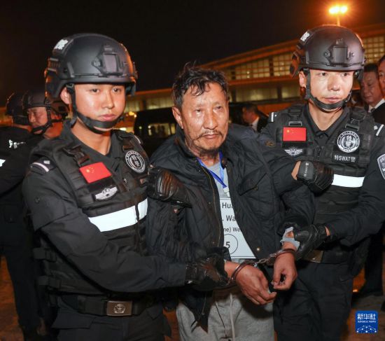 1月30日，在緬甸內(nèi)比都國際機(jī)場，緬甸警方依法向我公安機(jī)關(guān)移交緬北重大犯罪嫌疑人魏懷仁。新華社記者 殷剛 攝