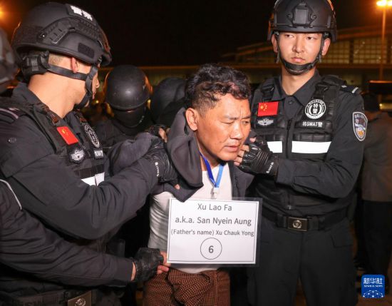 1月30日，在緬甸內(nèi)比都國際機(jī)場，緬甸警方依法向我公安機(jī)關(guān)移交緬北重大犯罪嫌疑人徐老發(fā)。新華社記者 殷剛 攝