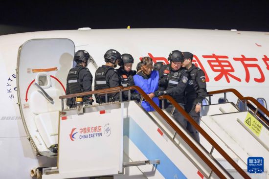 1月30日，在云南昆明長水機(jī)場，緬北重大犯罪嫌疑人白所成被我公安機(jī)關(guān)成功押解回國。新華社記者 殷剛 攝