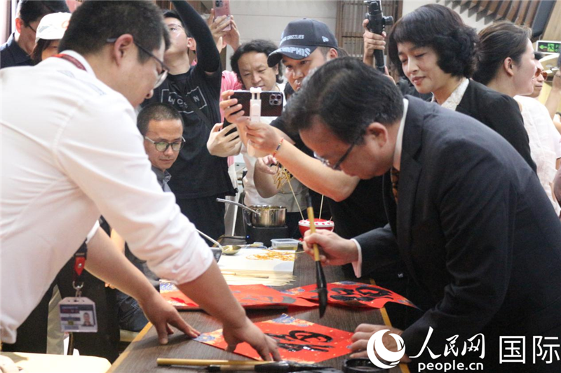 中國駐菲律賓大使黃溪連出席活動并與留菲學(xué)子共迎新春。人民網(wǎng)記者樊帆 攝