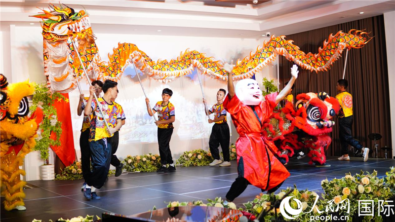 在菲留學(xué)生通過舞龍舞獅表演呈現(xiàn)中華優(yōu)秀傳統(tǒng)文化魅力。人民網(wǎng)記者樊帆 攝