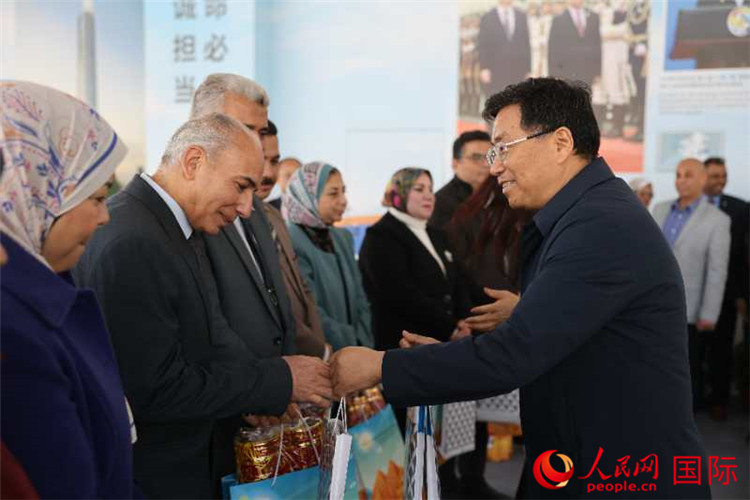 中建埃及分公司董事長(zhǎng)常偉才為埃及師生發(fā)放新年禮包。人民網(wǎng)記者 黃培昭攝
