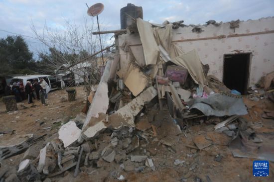 2月5日，在加沙地帶南部城市拉法，人們查看以軍空襲后的建筑廢墟。新華社發(fā)（哈立德·奧馬爾攝）