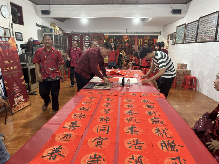 茍皓東為華人朋友現(xiàn)場寫春聯(lián)送福字。巴陵康孔子學(xué)院供圖