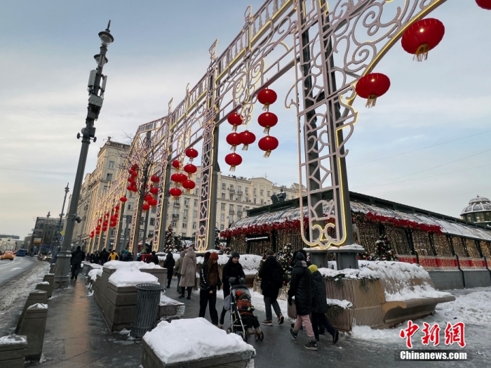 當(dāng)?shù)貢r(shí)間2月9日，中國(guó)農(nóng)歷新年慶?；顒?dòng)啟動(dòng)儀式在莫斯科市中心的卡梅爾格爾斯基巷舉行。圖為特維爾大街裝飾的中國(guó)大紅燈籠。<a target='_blank' href='/'><p  align=