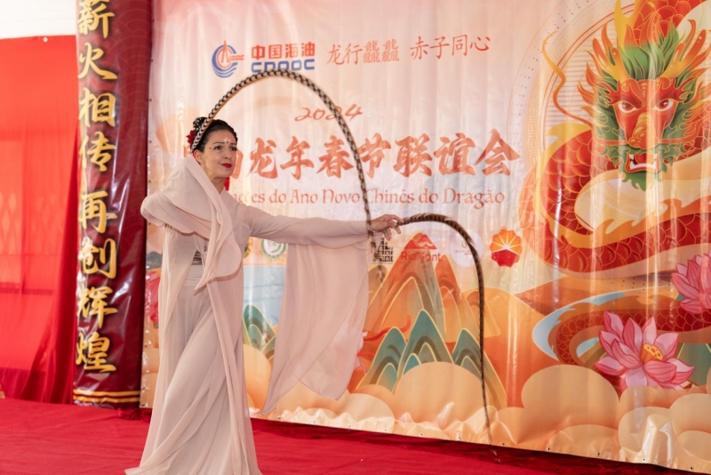 巴西藝術(shù)家表演中國舞。里約天主教大學(xué)孔子學(xué)院供圖