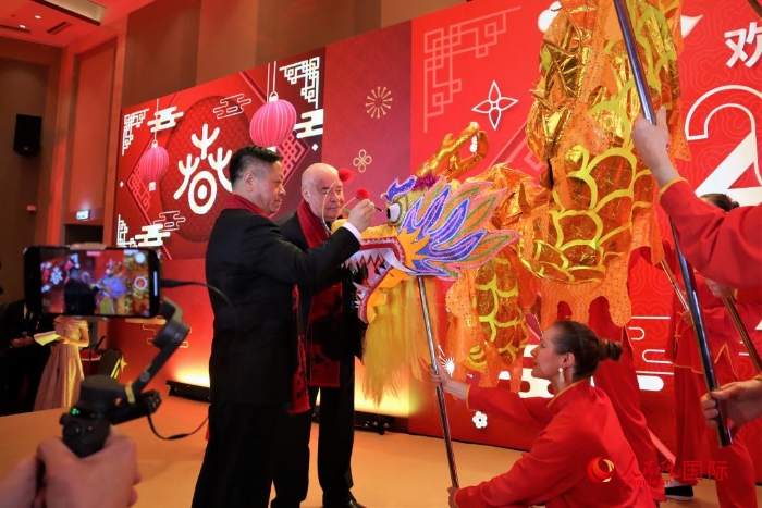張漢暉（左）、施威特科（右）共同為彩龍點(diǎn)睛。于子恒攝
