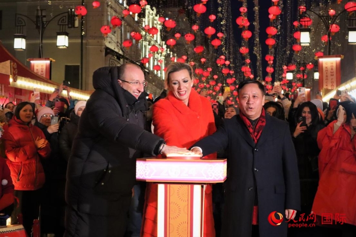 張漢暉、扎哈羅娃、科茲洛夫（從右至左）共同按下活動(dòng)啟動(dòng)按鈕。于子恒攝