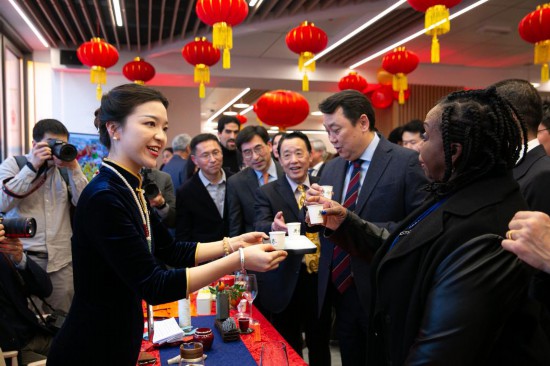 2月2日，人們在位于意大利羅馬的聯(lián)合國糧農(nóng)組織總部體驗中國茶藝。新華社記者李京攝