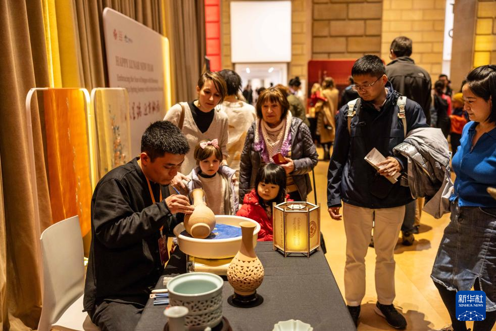 2月11日，參觀者在美國費城藝術(shù)博物館舉行的龍年迎新春活動上觀看瓷器制作。新華社發(fā)（周煥新攝）