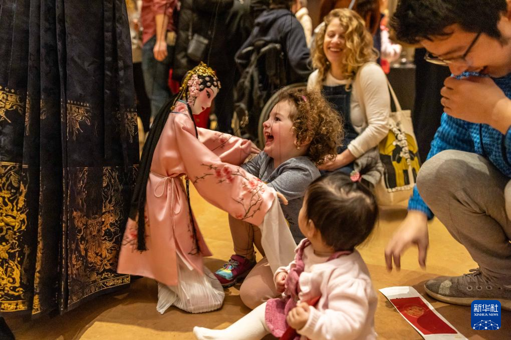 2月11日，孩子們在美國費城藝術(shù)博物館舉行的龍年迎新春活動上體驗木偶戲。新華社發(fā)（周煥新攝）