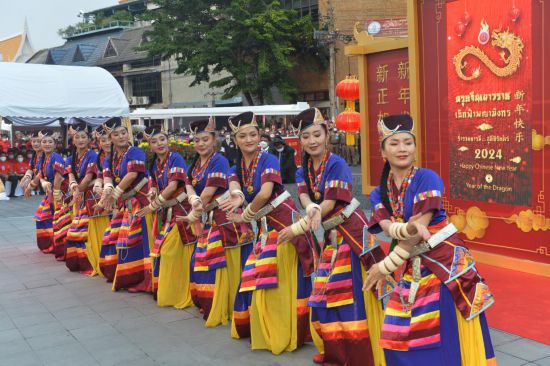 2月10日，演員在泰國(guó)曼谷唐人街舉行的“歡樂(lè)春節(jié)”活動(dòng)上跳舞。當(dāng)日，泰國(guó)“歡樂(lè)春節(jié)”文化活動(dòng)在曼谷唐人街舉辦。（新華社發(fā)，拉亨攝）
