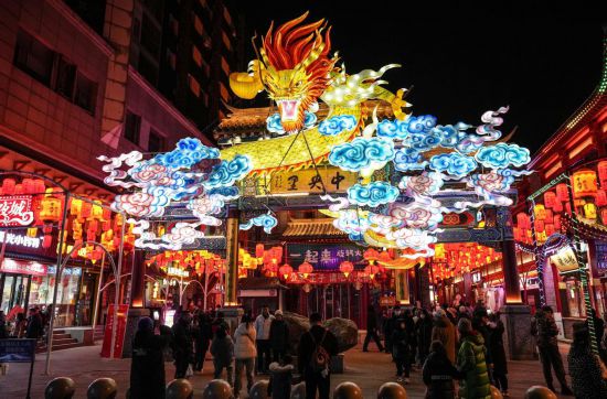 2月11日，游客在沈陽(yáng)中街游覽。春節(jié)期間，各地?zé)艋痂?、火樹銀花，呈現(xiàn)出一幕幕流光溢彩的視覺(jué)盛宴。（新華社記者潘昱龍攝）