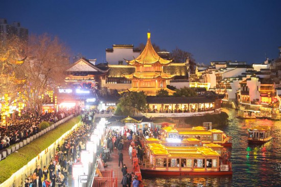 2月14日，游客在南京夫子廟景區(qū)賞燈游玩。（新華社發(fā)，蘇陽(yáng)攝）