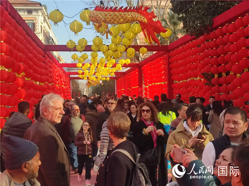 游園會(huì)入口處張燈結(jié)彩，人流如織。人民網(wǎng)記者鄭彬攝
