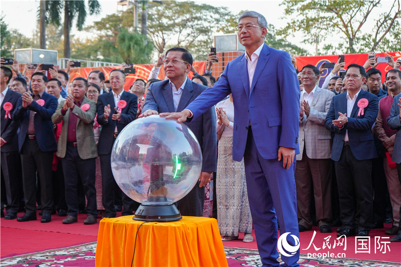 敏昂萊主席和陳海大使在中方援建和改造升級的仰光杜溫納國家體育館前共同按亮水晶球，啟動“錦繡唐人街”新春慶典-人民網(wǎng)記者謝佳君攝