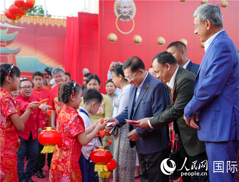 在活動現(xiàn)場，敏昂萊主席夫婦根據(jù)當(dāng)?shù)貍鹘y(tǒng)向兒童送祝福1-人民網(wǎng)記者謝佳君攝