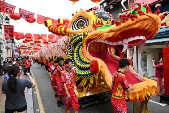 2月1日，由馬來西亞和中國(guó)的100多名青少年組成的舞龍隊(duì)在馬來西亞馬六甲市雞場(chǎng)街上共舞一條近200米的“長(zhǎng)龍”。這是活動(dòng)現(xiàn)場(chǎng)的“長(zhǎng)龍”。新華社記者程一恒攝