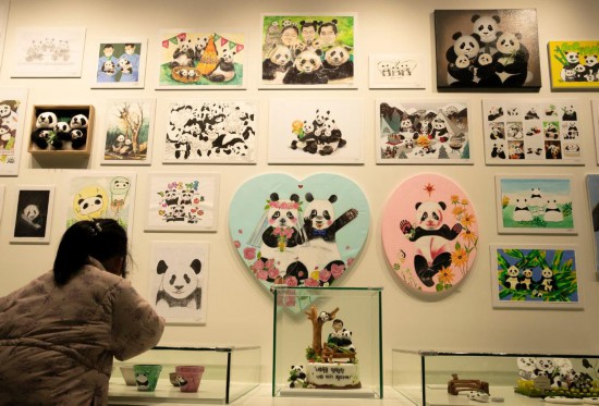 2月20日，一位小朋友在看“福寶”家族的創(chuàng)意作品。新華社記者姚琪琳攝