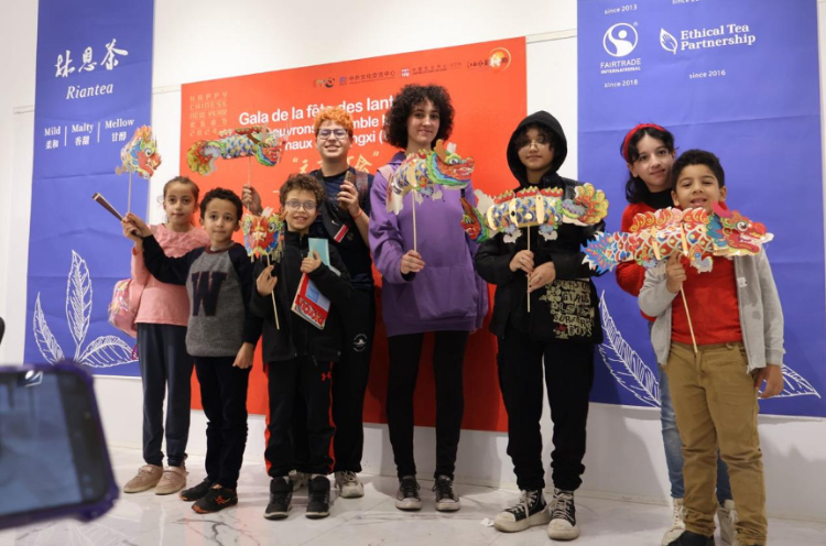 孩子們拿著元宵彩燈合影。拉巴特中國(guó)文化中心供圖