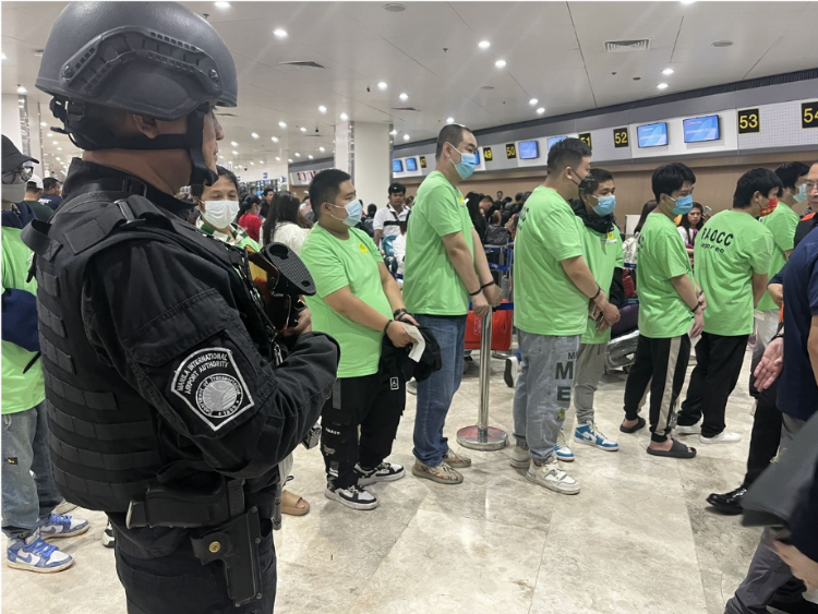 中國和菲律賓兩國執(zhí)法部門合作遣返在菲從事離岸博彩的中國公民。駐菲律賓使館供圖