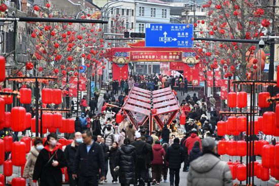 2024年2月18日，游客在2024年青島蘿卜·元宵·糖球會上消費、游玩。新華社記者李紫恒攝
