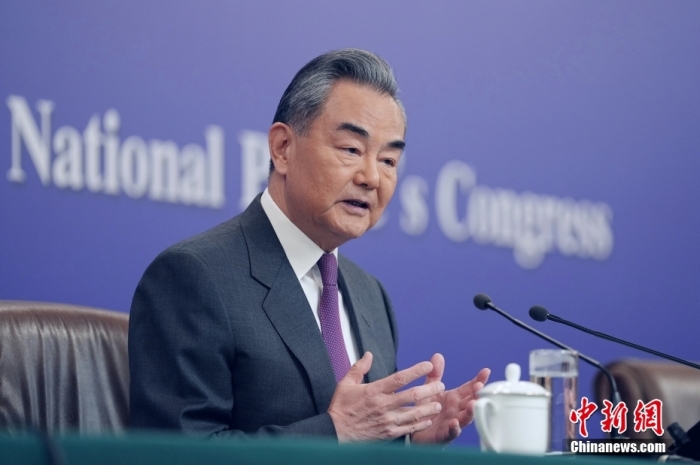 3月7日，十四屆全國(guó)人大二次會(huì)議在北京舉行記者會(huì)，中共中央政治局委員、外交部長(zhǎng)王毅就中國(guó)外交政策和對(duì)外關(guān)系相關(guān)問題回答中外記者提問。<a target='_blank' href='/'><p  align=