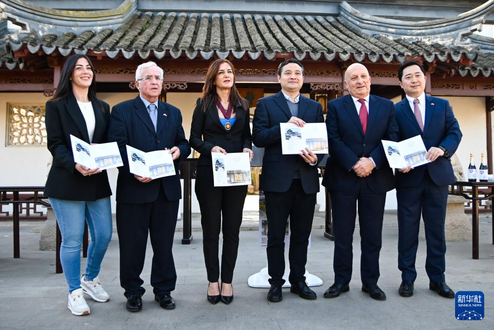 3月6日，嘉賓出席在馬耳他桑塔露琪亞市舉行的中國生肖郵票發(fā)行儀式。新華社發(fā)（喬納森·博格攝）