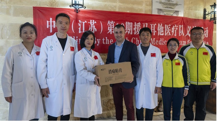 醫(yī)療隊向森格萊爾市捐贈藥膏。中國（江蘇）第19期援馬耳他醫(yī)療隊供圖