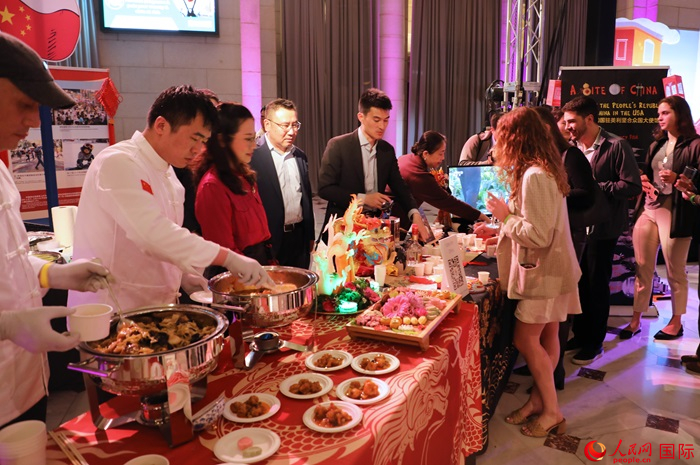 使館工作人員詳細(xì)為現(xiàn)場(chǎng)美食家和來賓講解菜品色香味特點(diǎn)、原料特色、烹制手法及其中蘊(yùn)含的中華美食文化。人民網(wǎng)記者 李志偉攝
