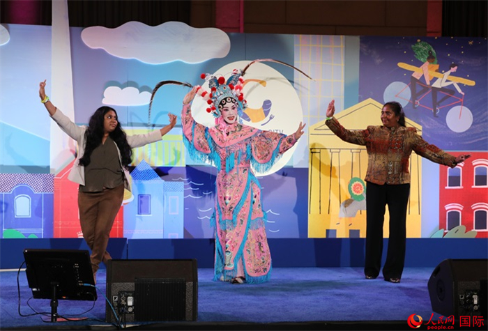 當(dāng)?shù)厝A人京劇社團(tuán)的青年演員現(xiàn)場(chǎng)表演京劇選段，并與現(xiàn)場(chǎng)觀眾近距離互動(dòng)。人民網(wǎng)記者 李志偉攝