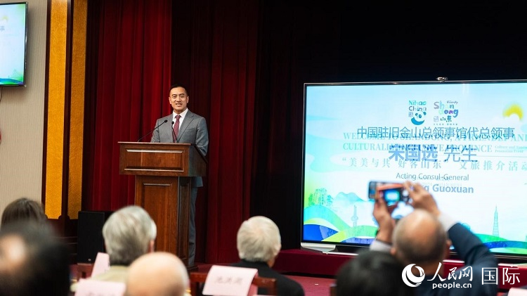 駐舊金山代總領(lǐng)事宋國(guó)選代總領(lǐng)事致辭。荊韻 攝