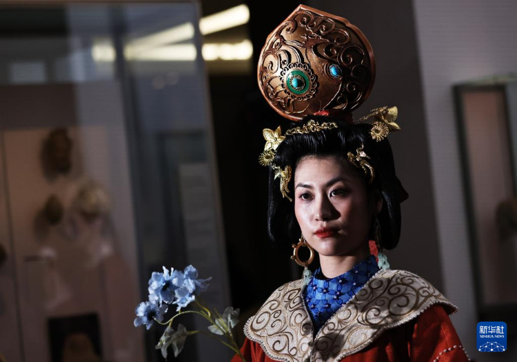 3月13日，在位于法國巴黎的吉美國立亞洲藝術(shù)博物館，模特展示敦煌復(fù)原服飾。新華社記者 高靜 攝