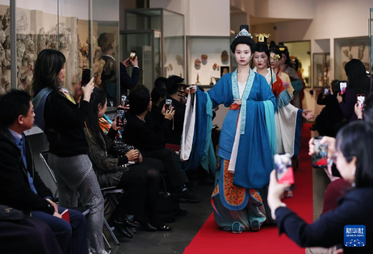 3月13日，在位于法國巴黎的吉美國立亞洲藝術(shù)博物館，模特展示敦煌復(fù)原服飾。新華社記者 高靜 攝