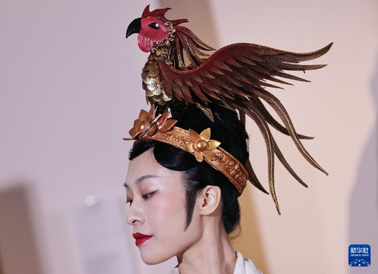 3月13日，在位于法國巴黎的吉美國立亞洲藝術(shù)博物館，模特展示敦煌復(fù)原服飾。新華社記者 高靜 攝