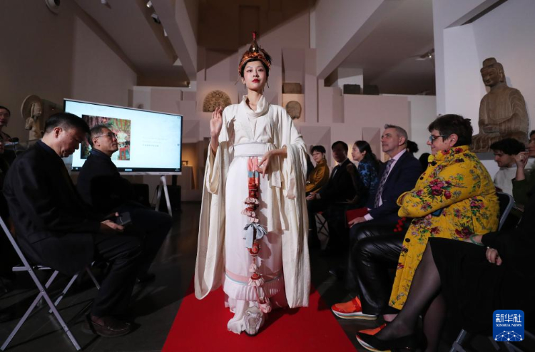 3月13日，在位于法國巴黎的吉美國立亞洲藝術(shù)博物館，模特展示敦煌復(fù)原服飾。新華社記者 高靜 攝