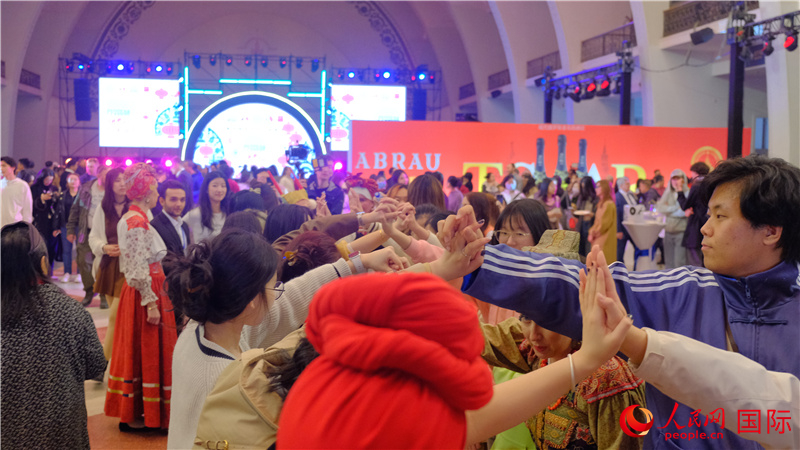 中俄觀眾在現(xiàn)場參與俄羅斯民俗互動游戲。人民網(wǎng) 褚夢琦攝