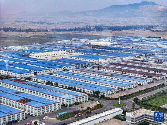 這是2023年11月3日在埃塞俄比亞杜凱姆市拍攝的東方工業(yè)園（無人機(jī)照片）。 新華社發(fā)（東方工業(yè)園供圖）