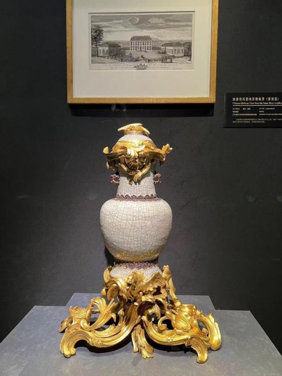 青釉香水瓶，瓷瓶頂部、口沿、底座均裝飾洛可可風(fēng)格銅鍍金飾件。新華社記者徐壯 攝