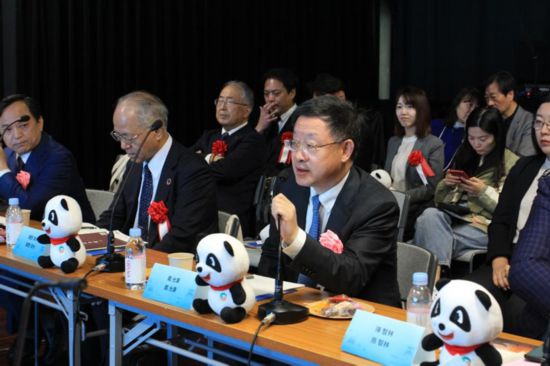圖為四川省文化和旅游廳廳長(zhǎng)戴允康向日本友人介紹四川旅游資源。（中國(guó)駐東京旅游辦事處供圖）
