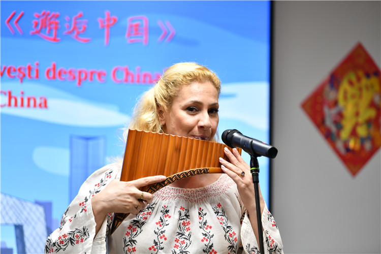 喬治亞娜·帕納演奏排簫。 布加勒斯特中國文化中心供圖。