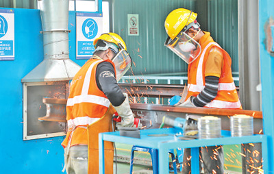 中企承建的馬東鐵項(xiàng)目創(chuàng)造就業(yè)機(jī)會超過1.8萬個，合作的當(dāng)?shù)仄髽I(yè)超過1900家——為促進(jìn)馬來西亞東西海岸互聯(lián)互通貢獻(xiàn)力量（共建“一帶一路”第一現(xiàn)場）
