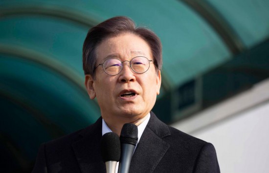 1月10日，韓國最大在野黨黨首李在明從首爾大學(xué)醫(yī)院出院時(shí)發(fā)表講話。新華社發(fā)（全休相攝）