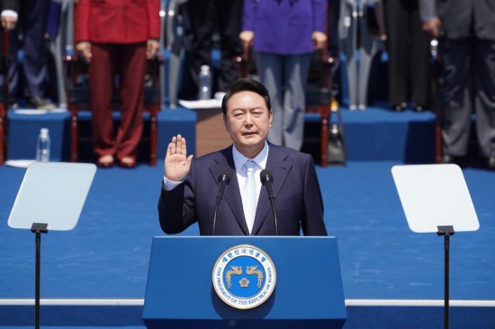 2022年5月10日，在韓國首爾，尹錫悅出席總統(tǒng)宣誓就職儀式。新華社發(fā)（李相浩攝）