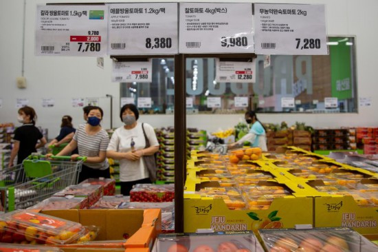 2022年7月9日，人們在韓國高陽市一家超市水果區(qū)購物。新華社記者王益亮攝