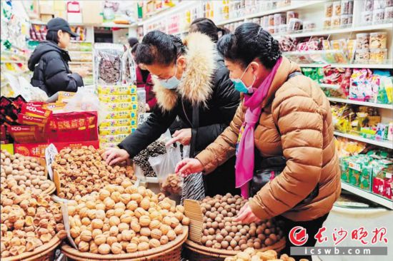 　　在長沙南門口菜市場附近的一家炒貨店內(nèi)，市民正在選購年貨?！　￠L沙晚報全媒體記者 范宏歡 攝