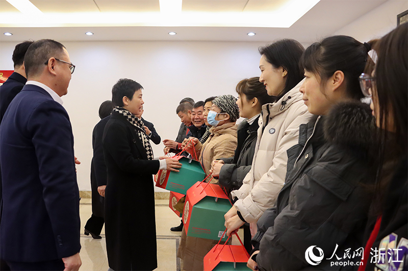 杭州市上城區(qū)“我為年夜飯?zhí)淼啦恕睈坌亩Y盒正式啟送。人民網(wǎng) 秦文攝