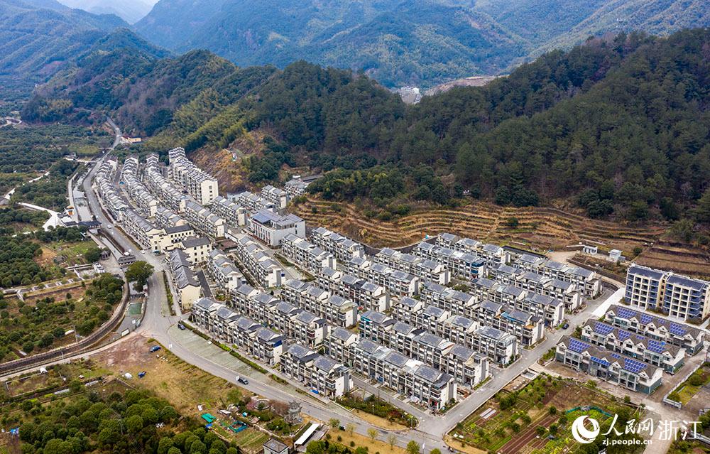 近日，航拍寧波市海曙區(qū)龍觀鄉(xiāng)李岙村屋頂光伏項(xiàng)目。人民網(wǎng) 章勇濤攝