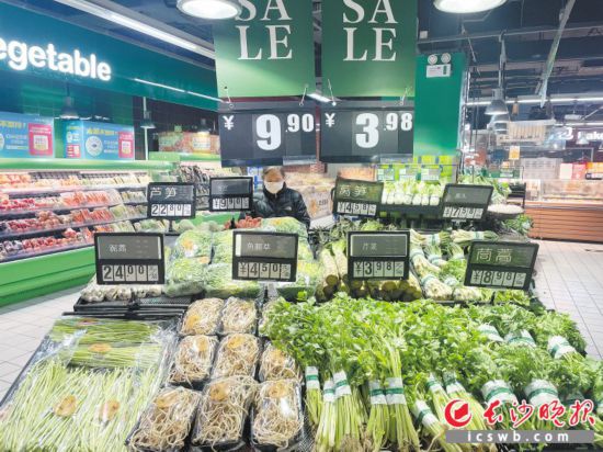 　　家樂福芙蓉廣場店，市民在選購春菜。